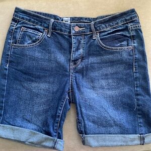 Massimo boyfriend cut denim shorts.Button fly enclosure,2 front & 2 back pockets